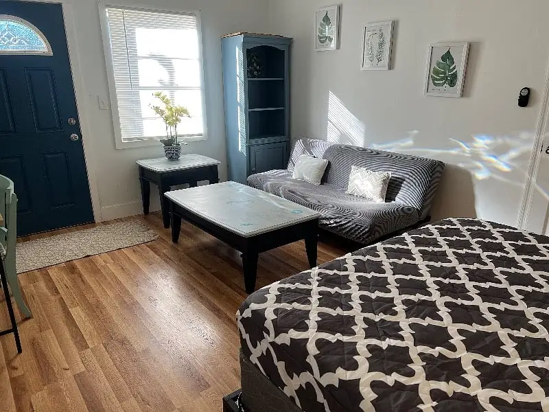Sitting area with a sofa, side table and a painted cabinet